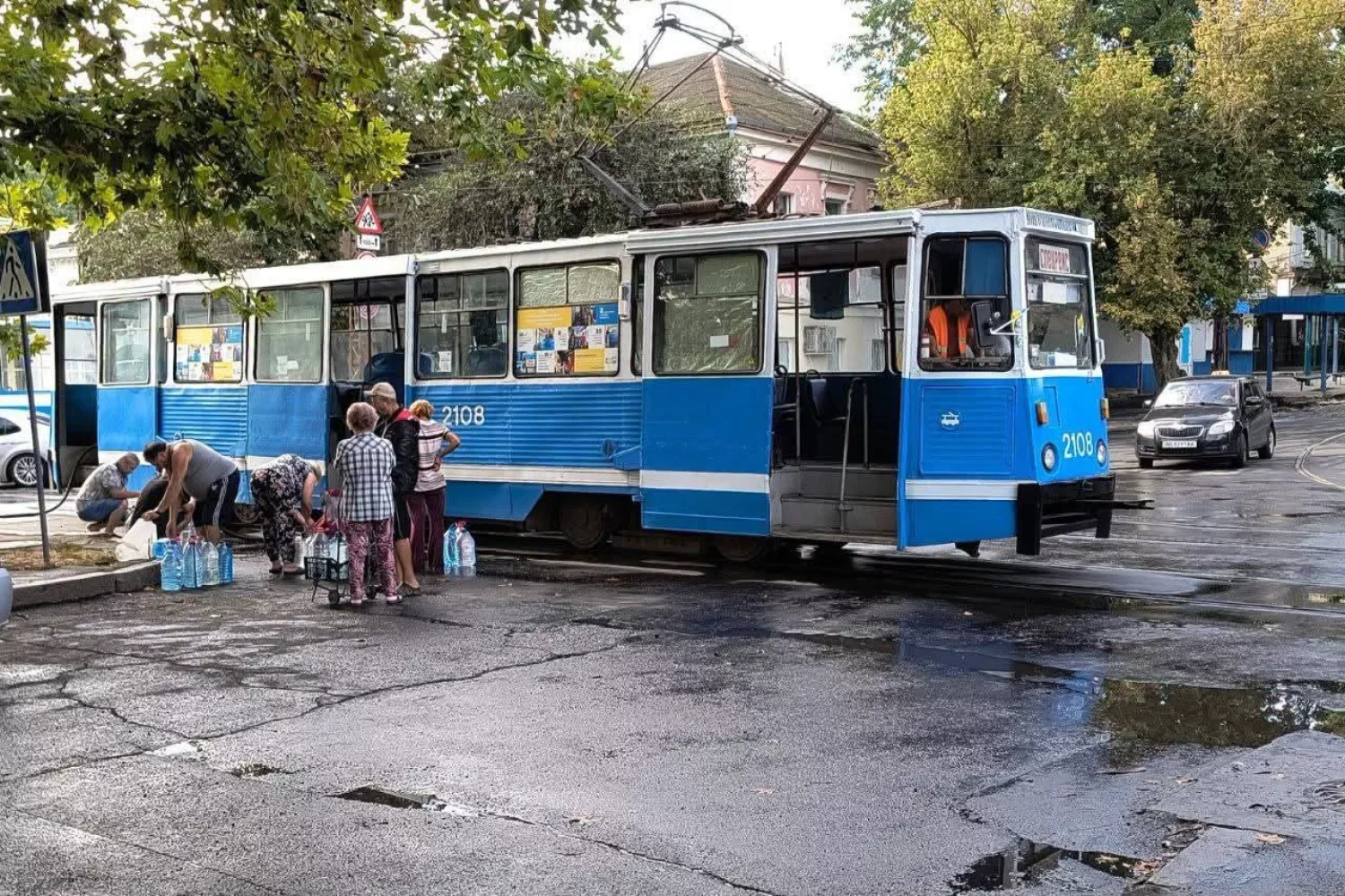 Миколаївці набрали майже 200 тис. літрів очищеної води за тиждень. Фото: Миколаївелектротранс