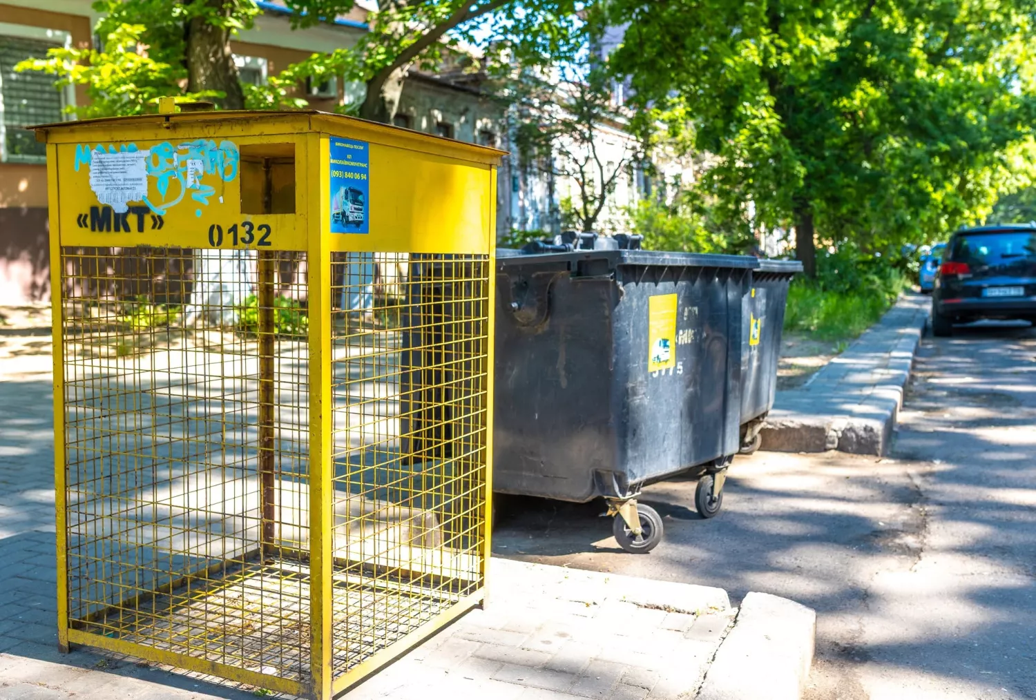 Збір пластикових відходів із сітчастих контейнерів, розташованих у Миколаєві. Фото: КП «Миколаївкомунтранс»