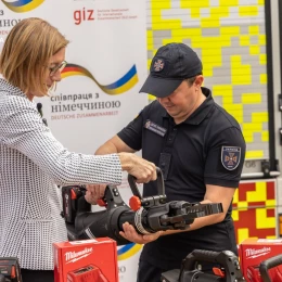ДСНС отримала від Німеччини обладнання для ліквідації наслідків російських атак. Фото: ДСНС Києва