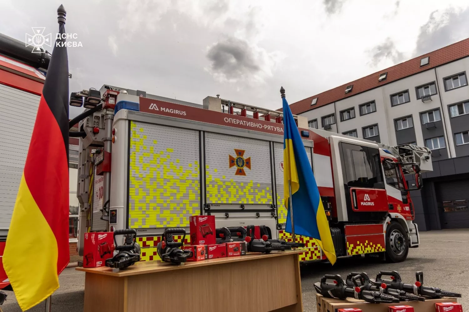 ДСНС отримала від Німеччини обладнання для ліквідації наслідків російських атак. Фото: ДСНС України