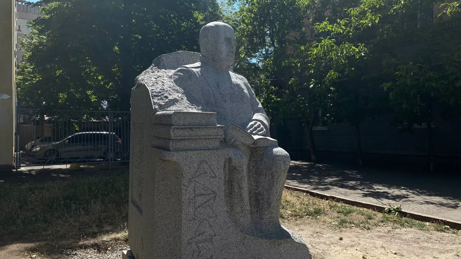 У Миколаєві становили памʼятник Миколі Аркасу. Фото НикВести