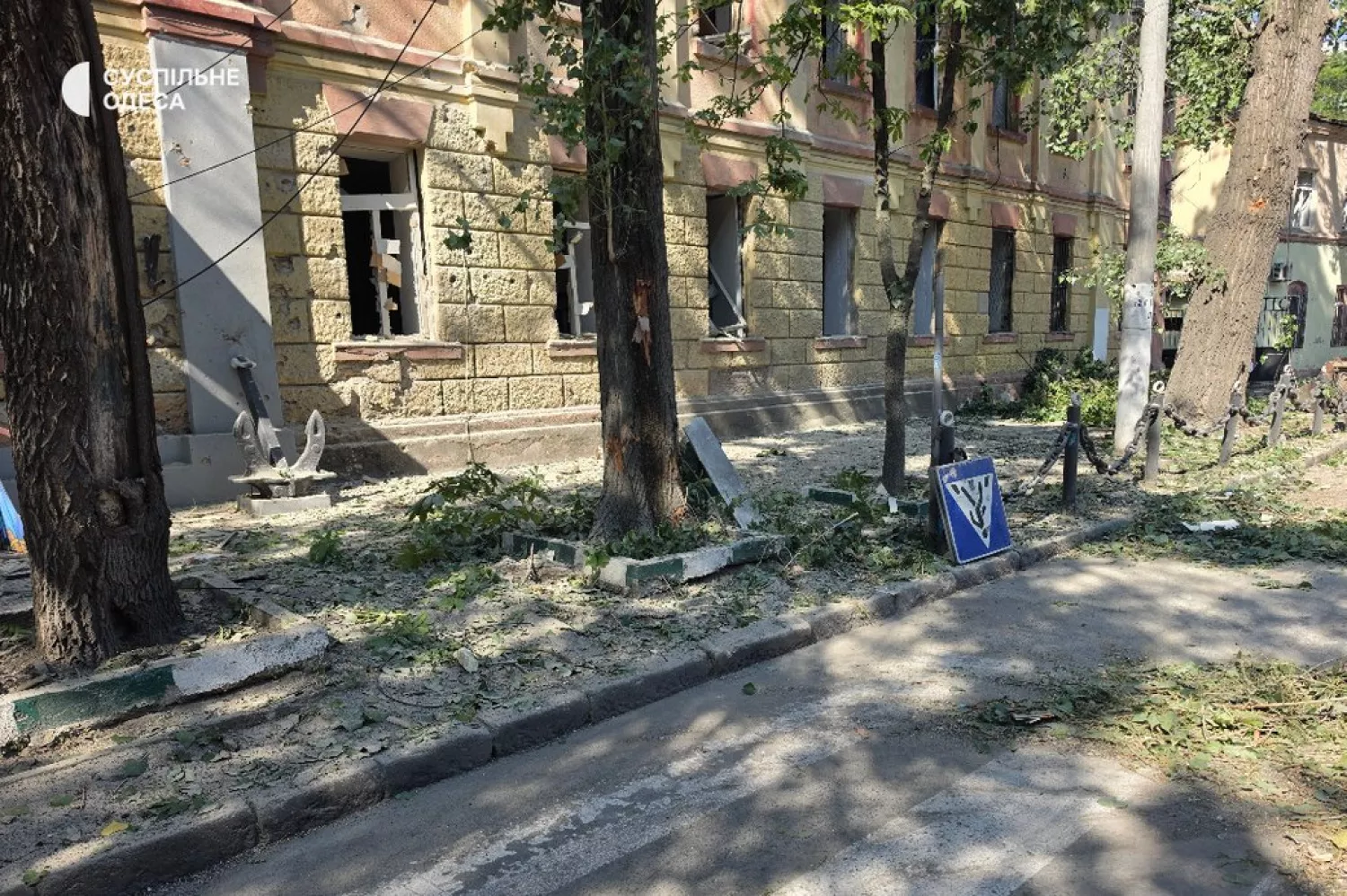 Наслідки атаки на Одеський професійний коледж морського та залізничного транспорту. Фото: Суспільне Одеса