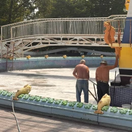 У «Казці» демонтували мозаїку всередині басейну навколо корабля. Фото: МикВісті