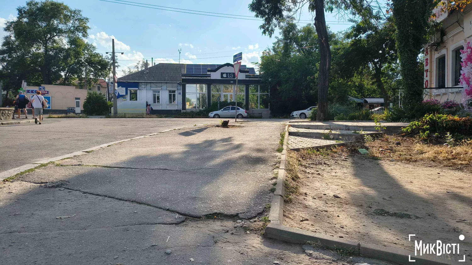 Тротуар на вул. Аркасівській ріг вул. Андрія Покровського. Фото: МикВісті