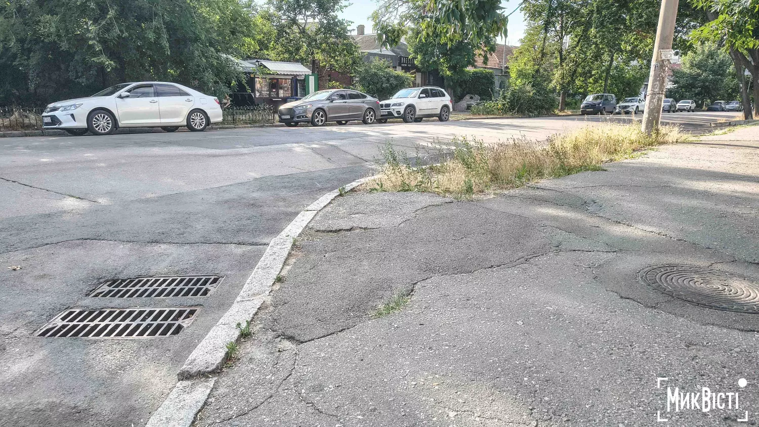 Тротуар на вул. Аркасівській ріг вул. Андрія Покровського. Фото: МикВісті