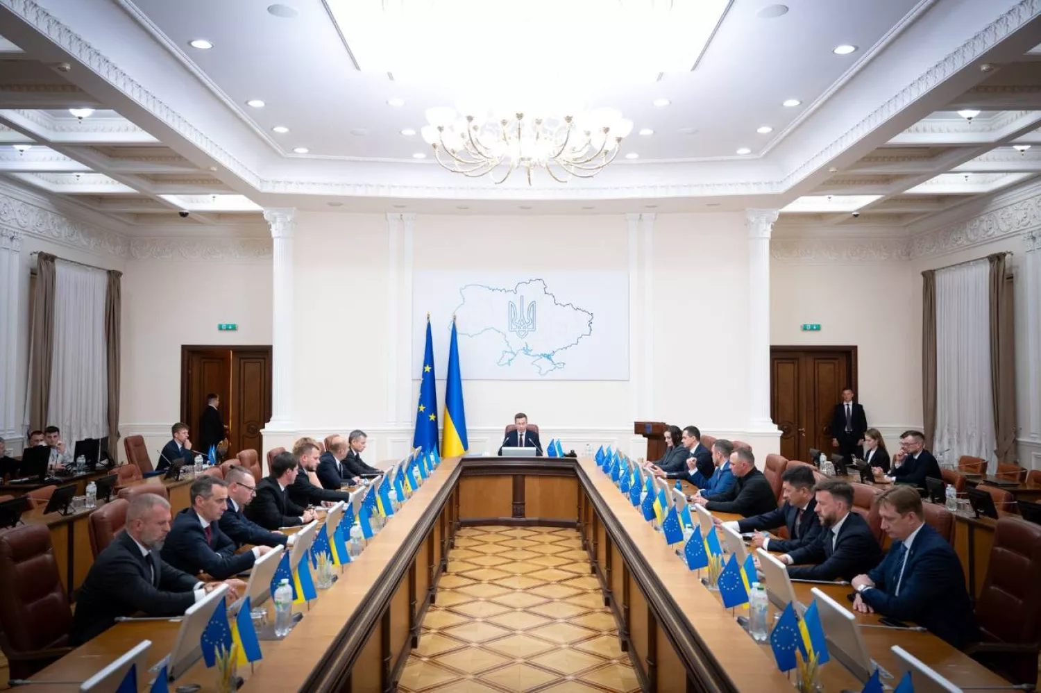 Перше засідання новопризначеного Кабміну 16 липня, на фото миколаївці Віталій Кім та Іван Вигівський сидять поруч, фото пресслужби уряду