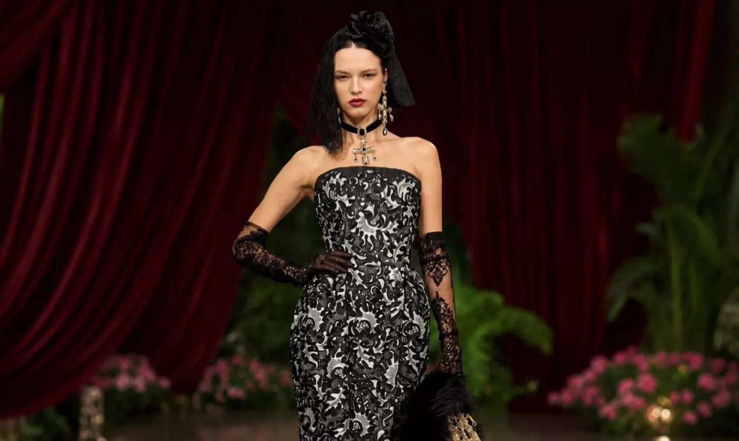 Модель з Миколаєва вийшла на подіум показу Dolce & Gabbana Alta Moda. Фото: Instagram Анни Сопілко