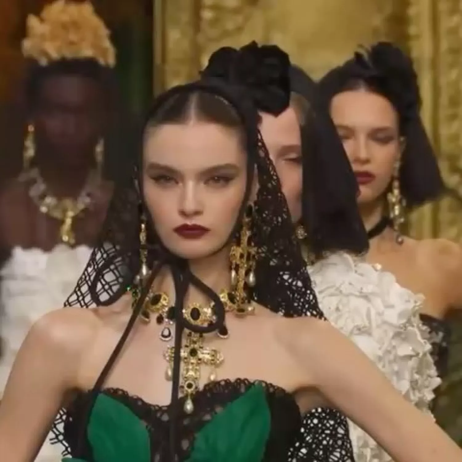 Модель з Миколаєва вийшла на подіум показу Dolce & Gabbana Alta Moda. Фото: Instagram Анни Сопілко