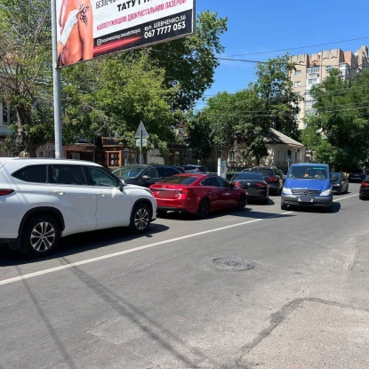 Черга на McDrive по вулиці Маріупольській від Центрального проспекту. Фото: МикВісті
