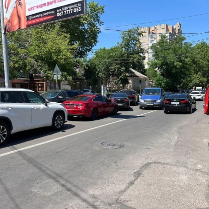 Черга на McDrive по вулиці Маріупольській від Центрального проспекту. Фото: МикВісті