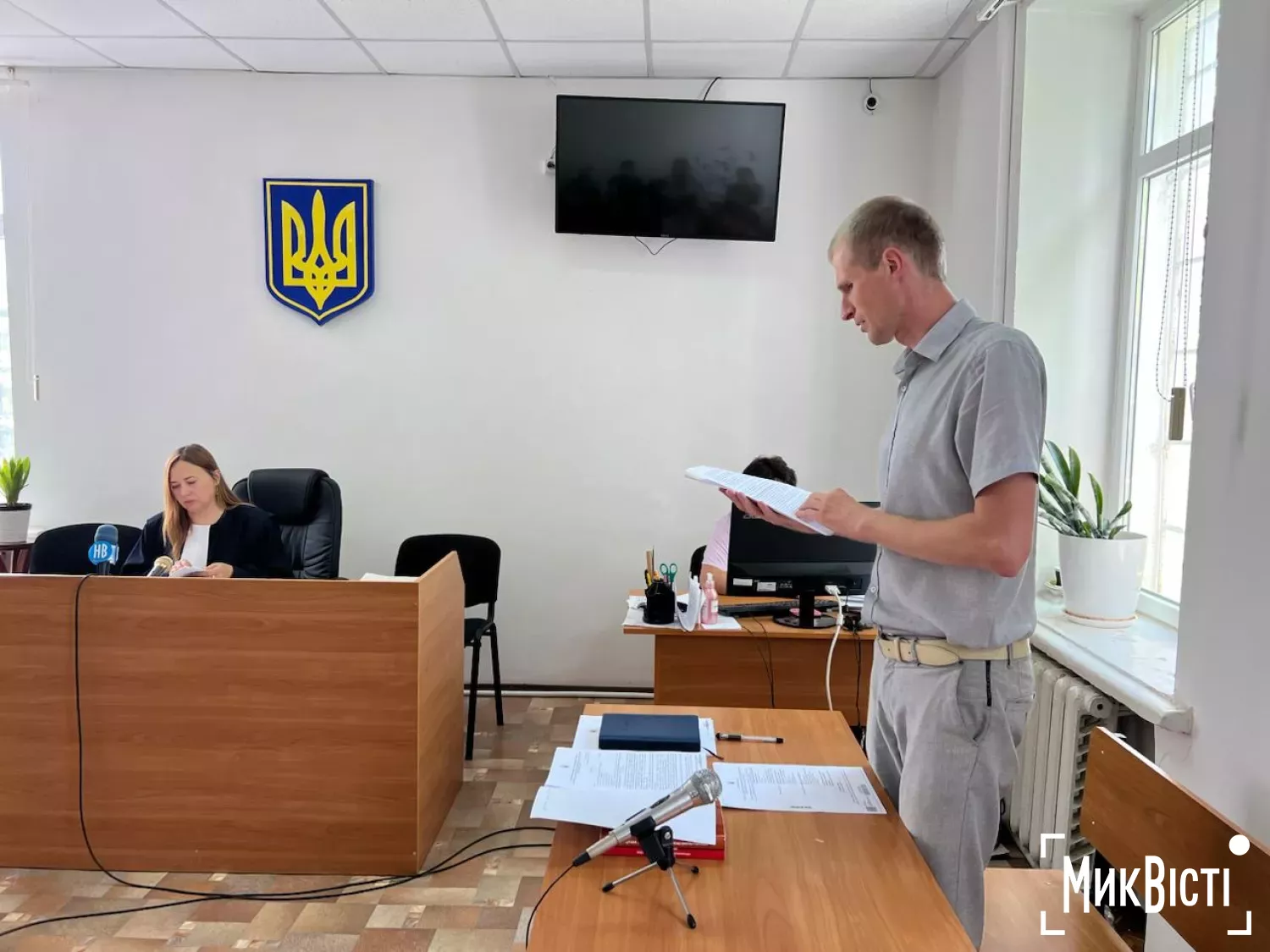 Прокурор Костянтин Льовін зачитує обвинувальний акт. Фото: МикВісті