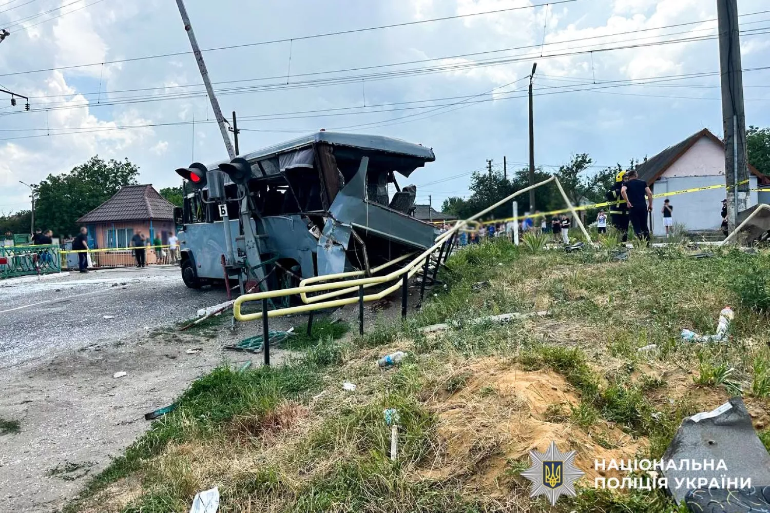 Потяг зіткнувся з маршруткою біля Рівного. Фото: Нацполіція