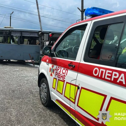 Потяг зіткнувся з маршруткою біля Рівного. Фото: Нацполіція
