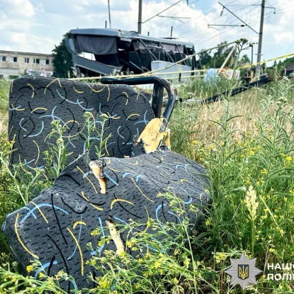 Потяг зіткнувся з маршруткою біля Рівного. Фото: Нацполіція