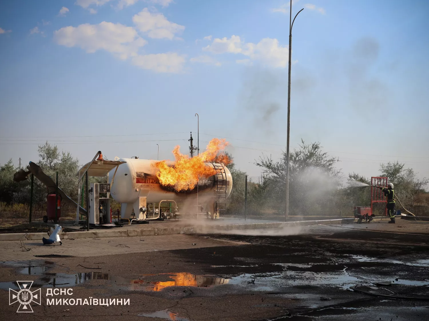 Ракетний удар по Миколаєву. Фото: ДСНС Миколаївщини