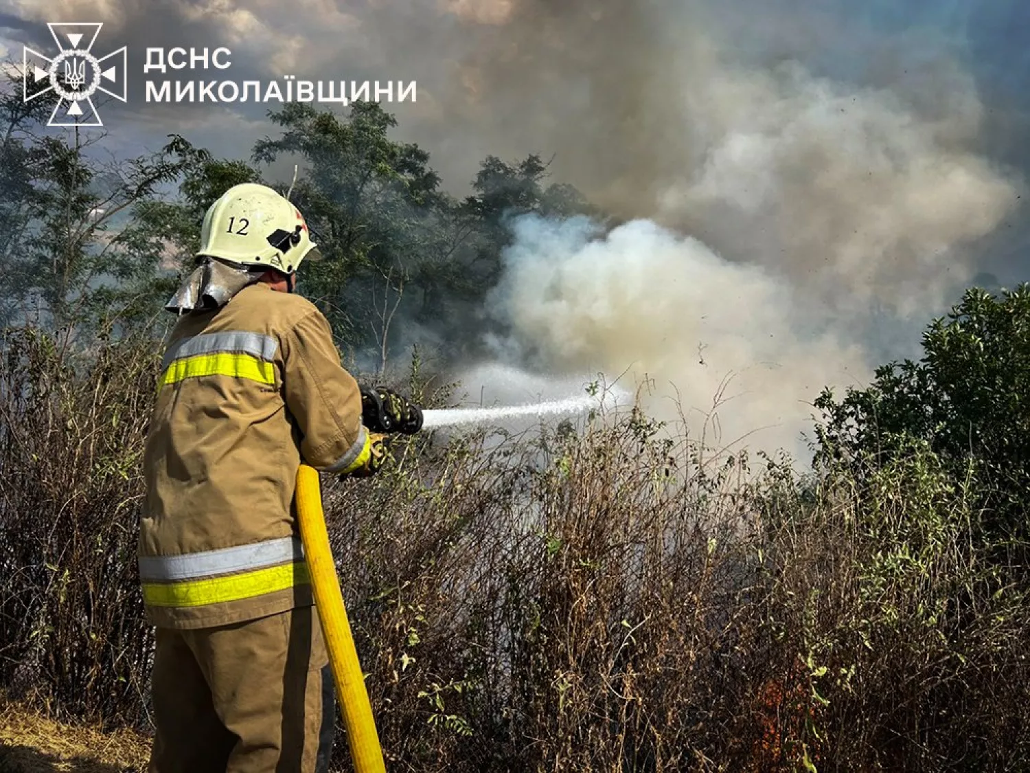 Рятувальники ліквідують наслідки пожежі. Фото: ДСНС