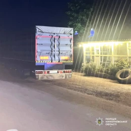 Біля Коблевого впіймали 70-річного чоловіка, який зливав пальне з вантажівок. Фото: Нацполіція