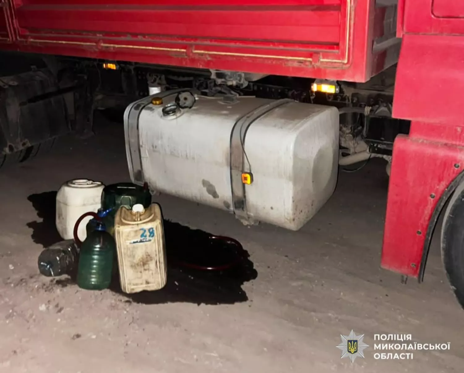 Біля Коблевого впіймали 70-річного чоловіка, який зливав пальне з вантажівок. Фото: Нацполіція