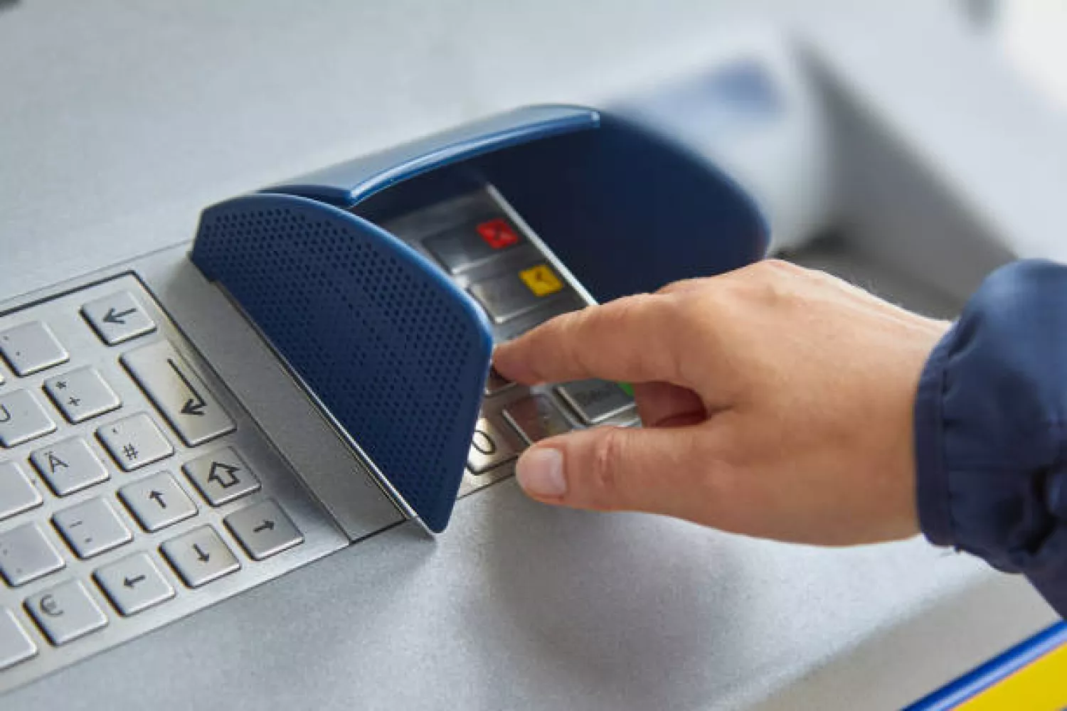 На Одещині екстрацівницю інтернату судитимуть за привласнення 350 тис грн з карток померлих. Ілюстративне фото istockphoto