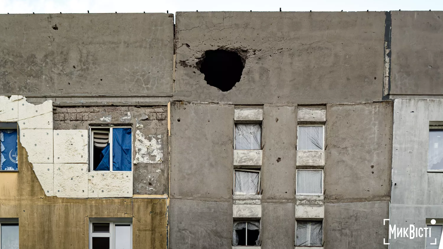 Фасад пошкодженого обстрілом будинку в селі Промінь, фото «МикВісті»