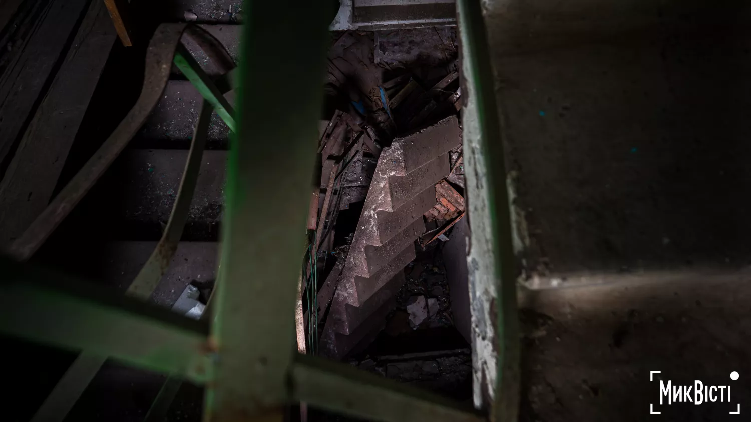 Завалений вхід до під'їзду будинку в селі Промінь, фото «МикВісті»