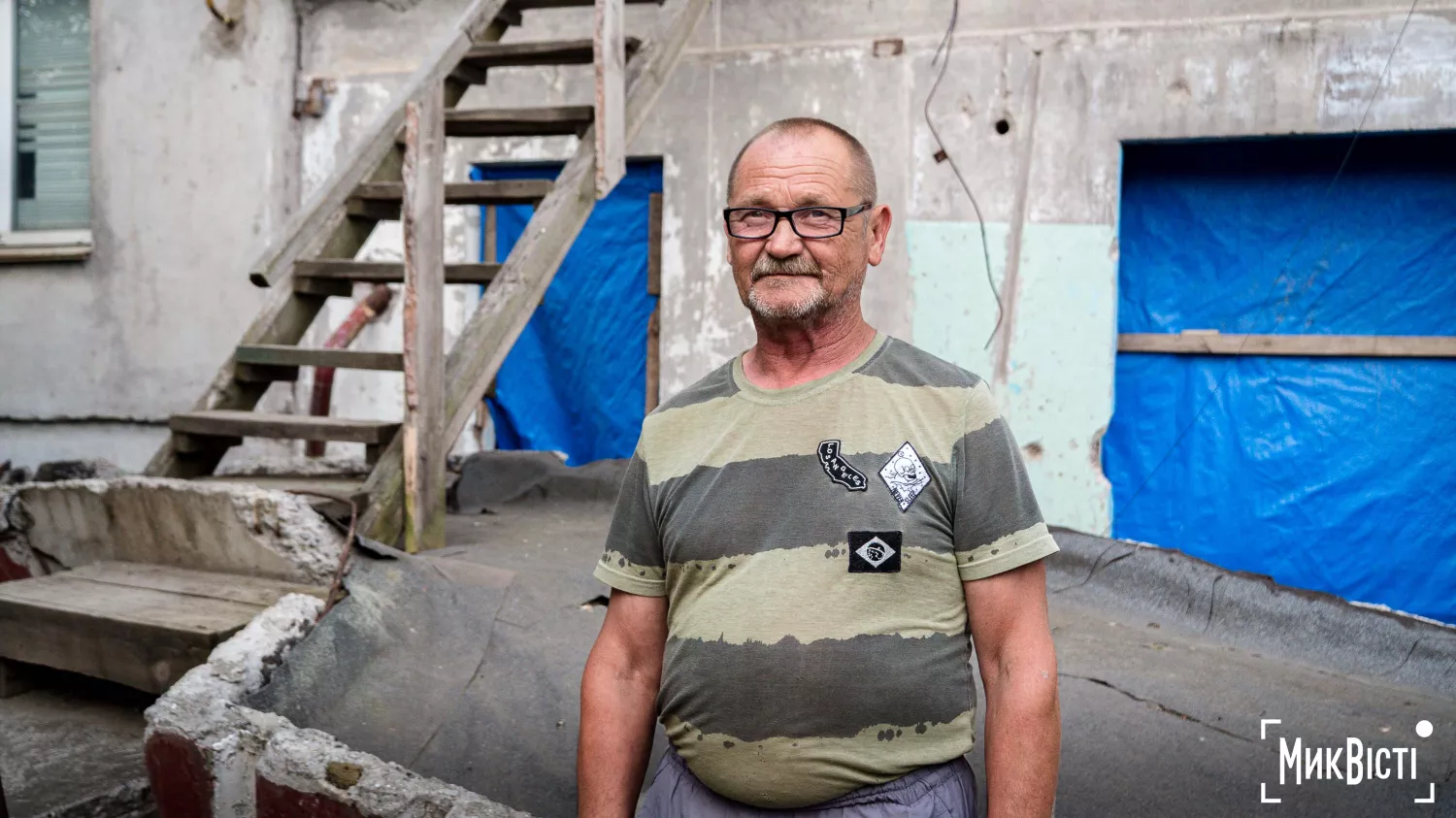 Віталій — мешканець пошкодженого будинку в селі Промінь на Миколаївщині, фото «МикВісті»