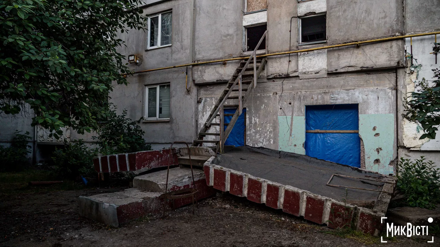 Вхід до пошкодженого під'їзду будинку в селі Промінь, фото «МикВісті»