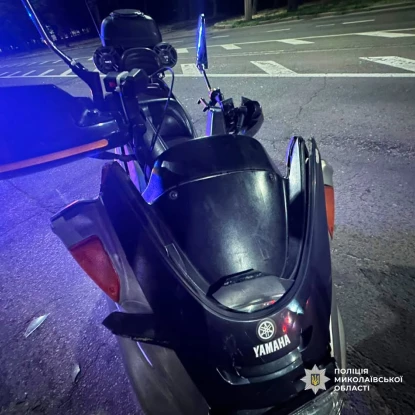 У Миколаєві мопед збив жінку, яка переходила дорогу поза пішохідним переходом. Фото: Нацполція