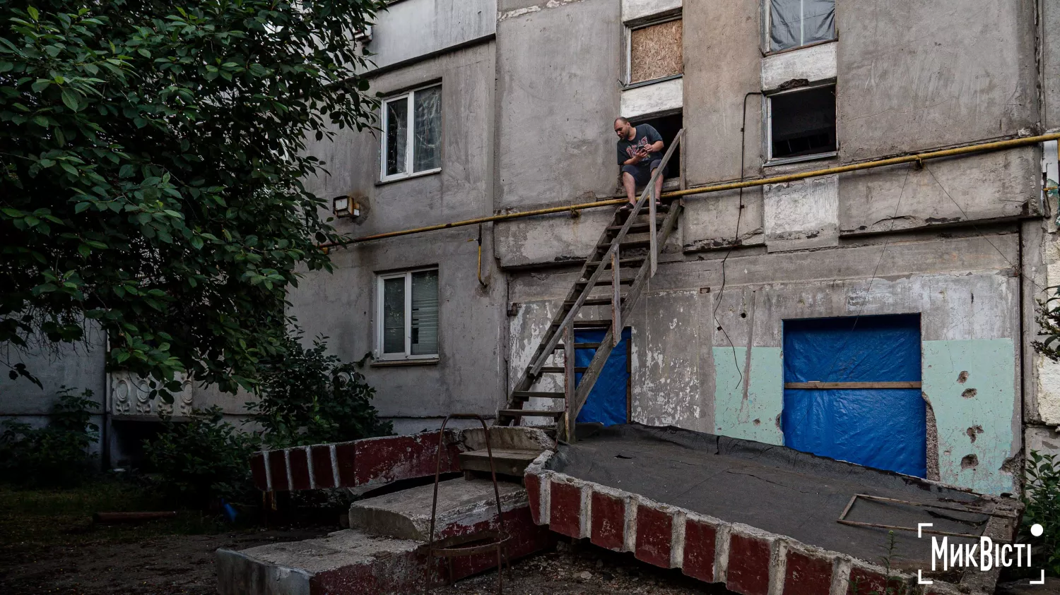 Вхід до пошкодженого під'їзду будинку в селі Промінь, фото «НикВести»