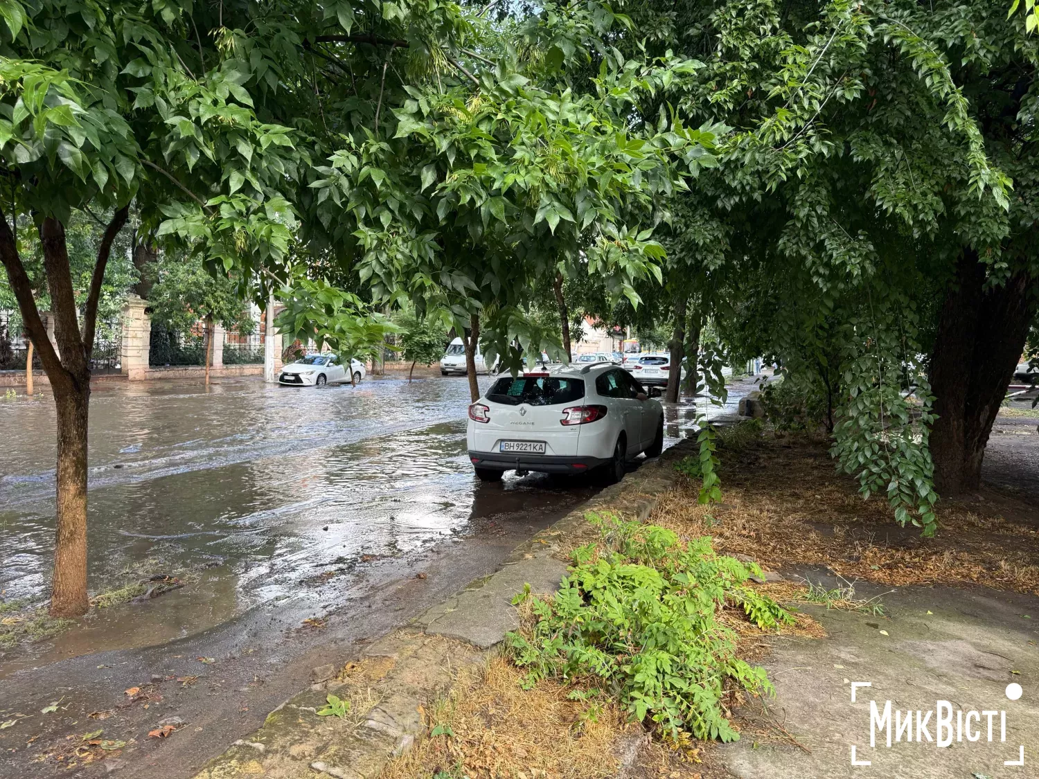 Потужна злива підтопила сім вулиць в Одесі. Фото: МикВісті