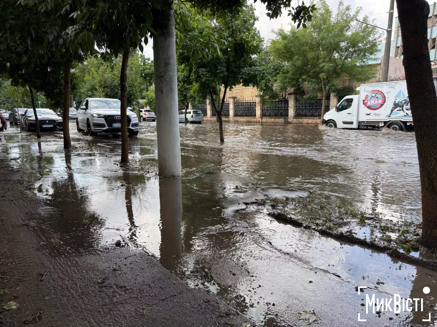 Потужна злива підтопила сім вулиць в Одесі. Фото: МикВісті