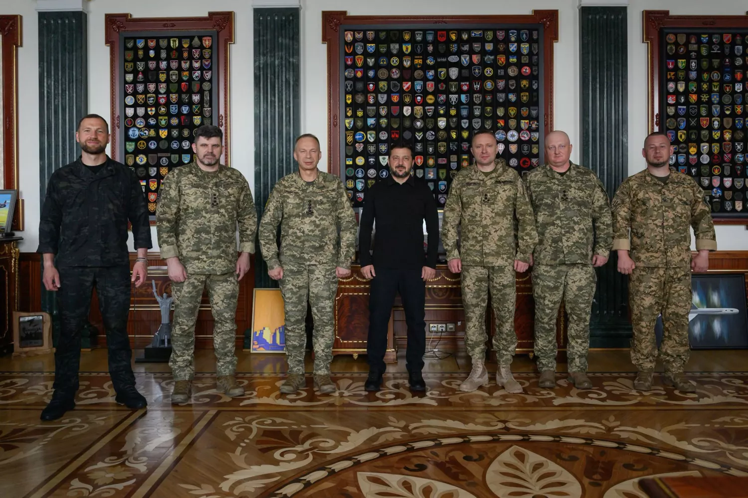 Зліва направо: Євгеній Хмара, Андрій Гнатов, Олександр Сирський, Володимир Зеленський, Михайло Драпатий, Ігор Скибюк, Павло Паліса. Фото: Володимир Зеленський