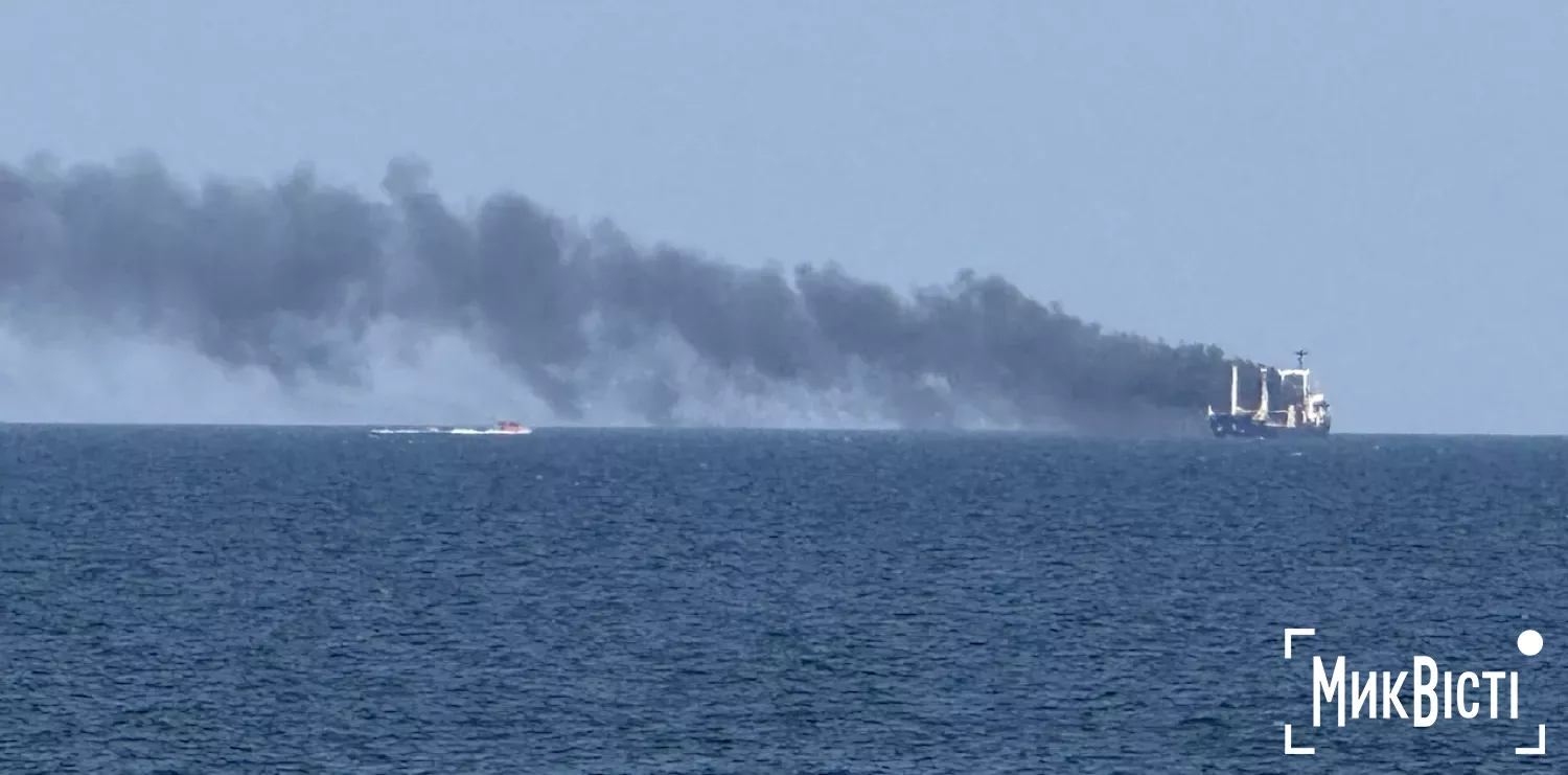 Вантажне судно після російського обстрілу в акваторії Чорного моря. Архівне фото МикВісті