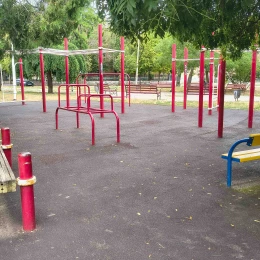 На спортмайданчику мають оновити ще одну лавку. Фото: NikVesti