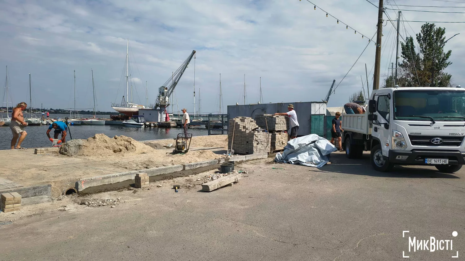 У миколаївському яхт-клубі будують новий арт-об'єкт. Фото: НикВести