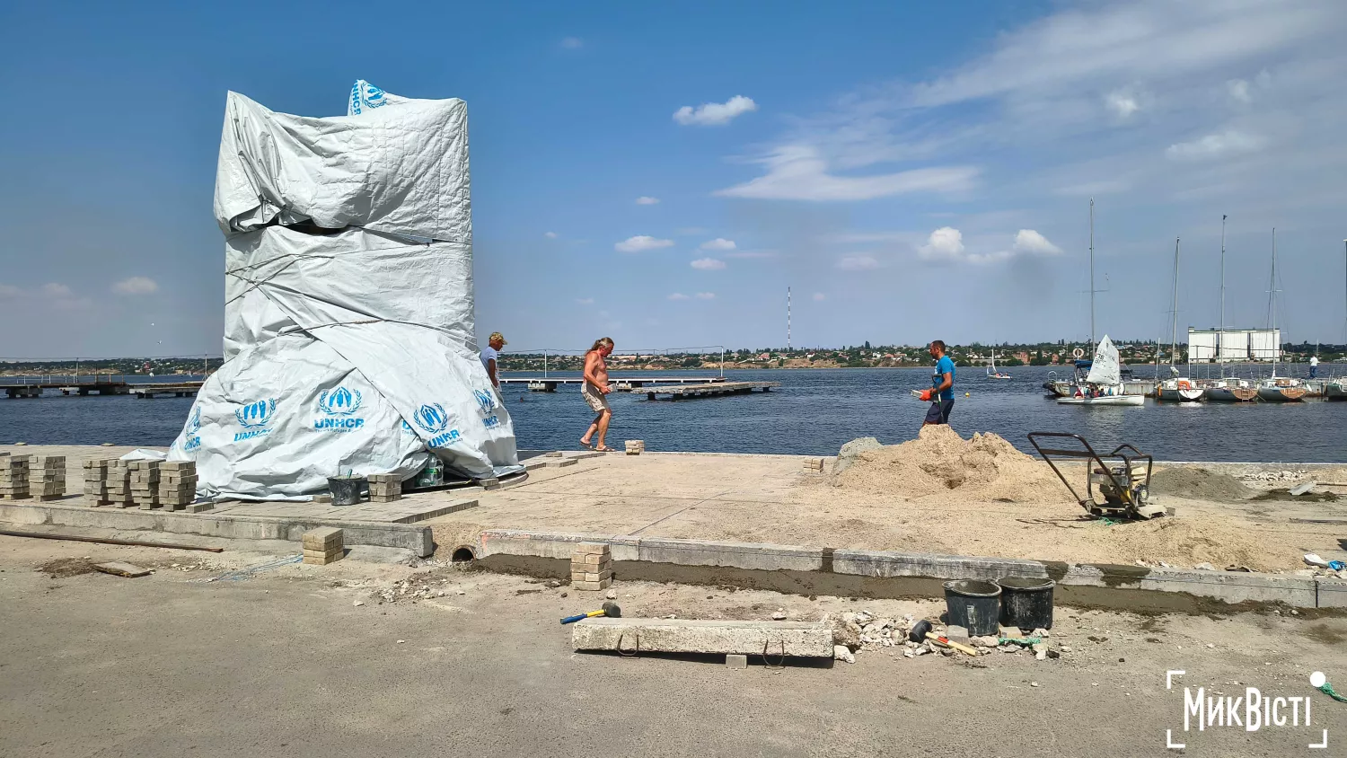 У миколаївському яхт-клубі будують новий арт-об'єкт. Фото: НикВести