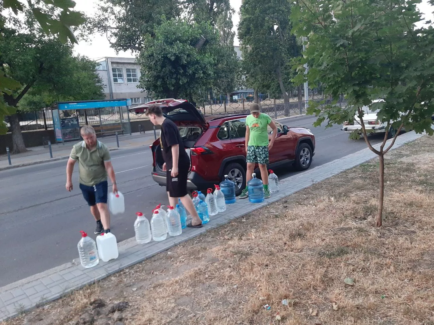 Миколаївські школярі взяли під опіку молоді дерева. Фото: Інни Тимченко