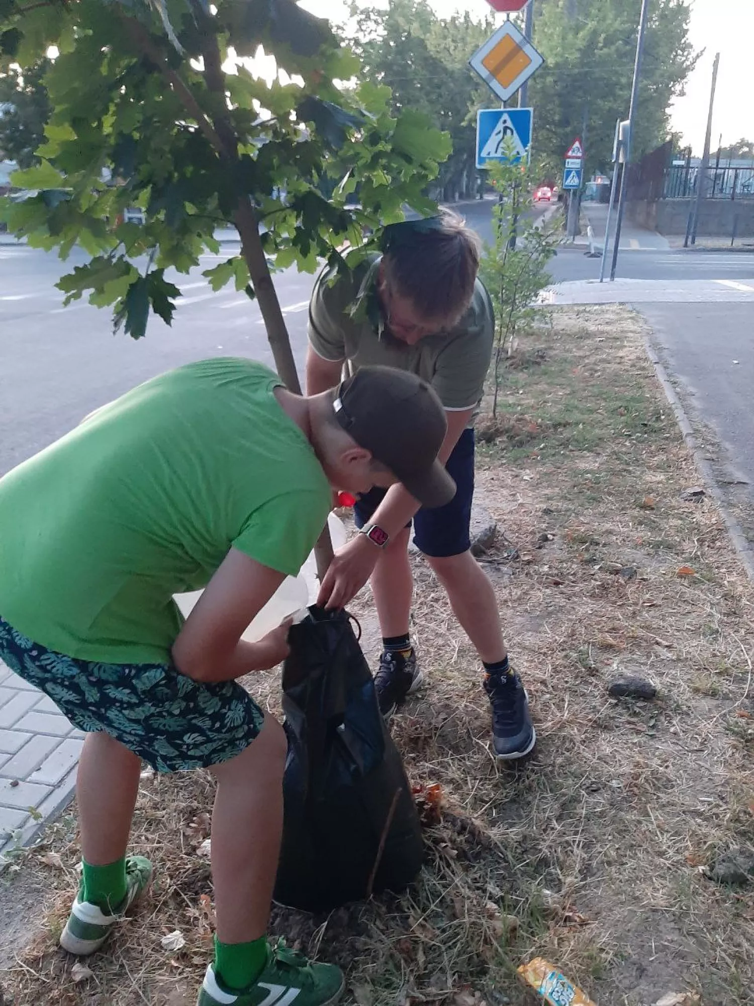 Миколаївські школярі взяли під опіку молоді дерева. Фото: Інни Тимченко