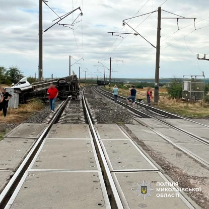 На Миколаївщині фургон зіткнувся з вантажним потягом. Фото: Нацполіції