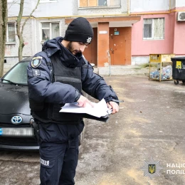 У Миколаєві уже пів року шукають матір, яка залишила немовля у сміттєвому баку. Фото: ГУНП Миколаївщини