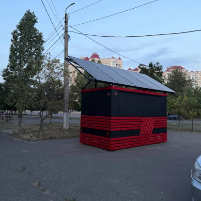 Кіоск на Намиві, де мають прибрати сонячну панель. Фото: МикВісті
