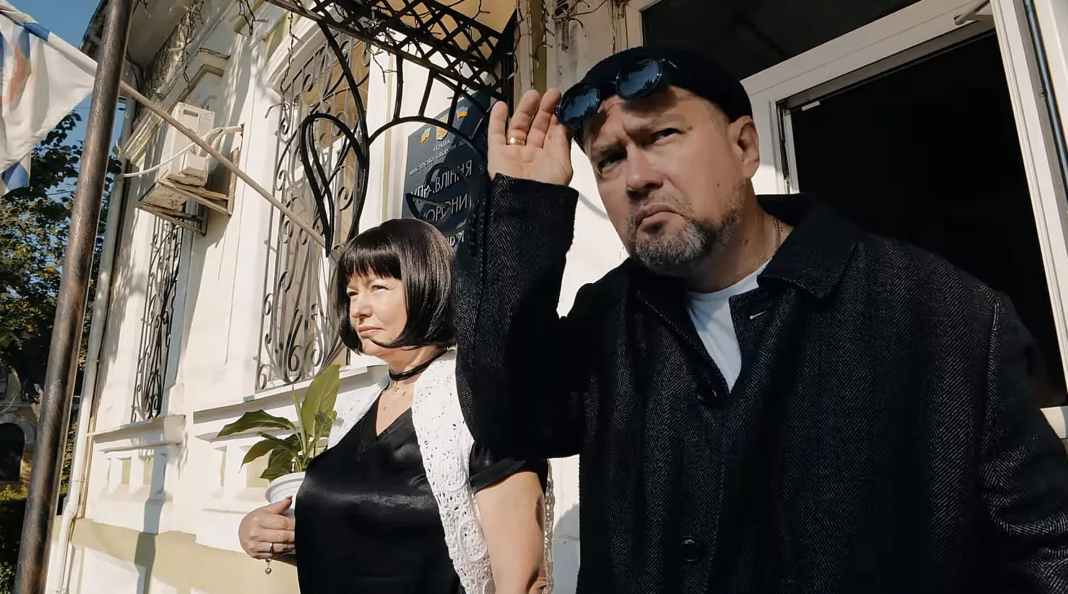 МАРТ привітав медиків кліпом у стилі фільму «Леон». Скриншот з відео