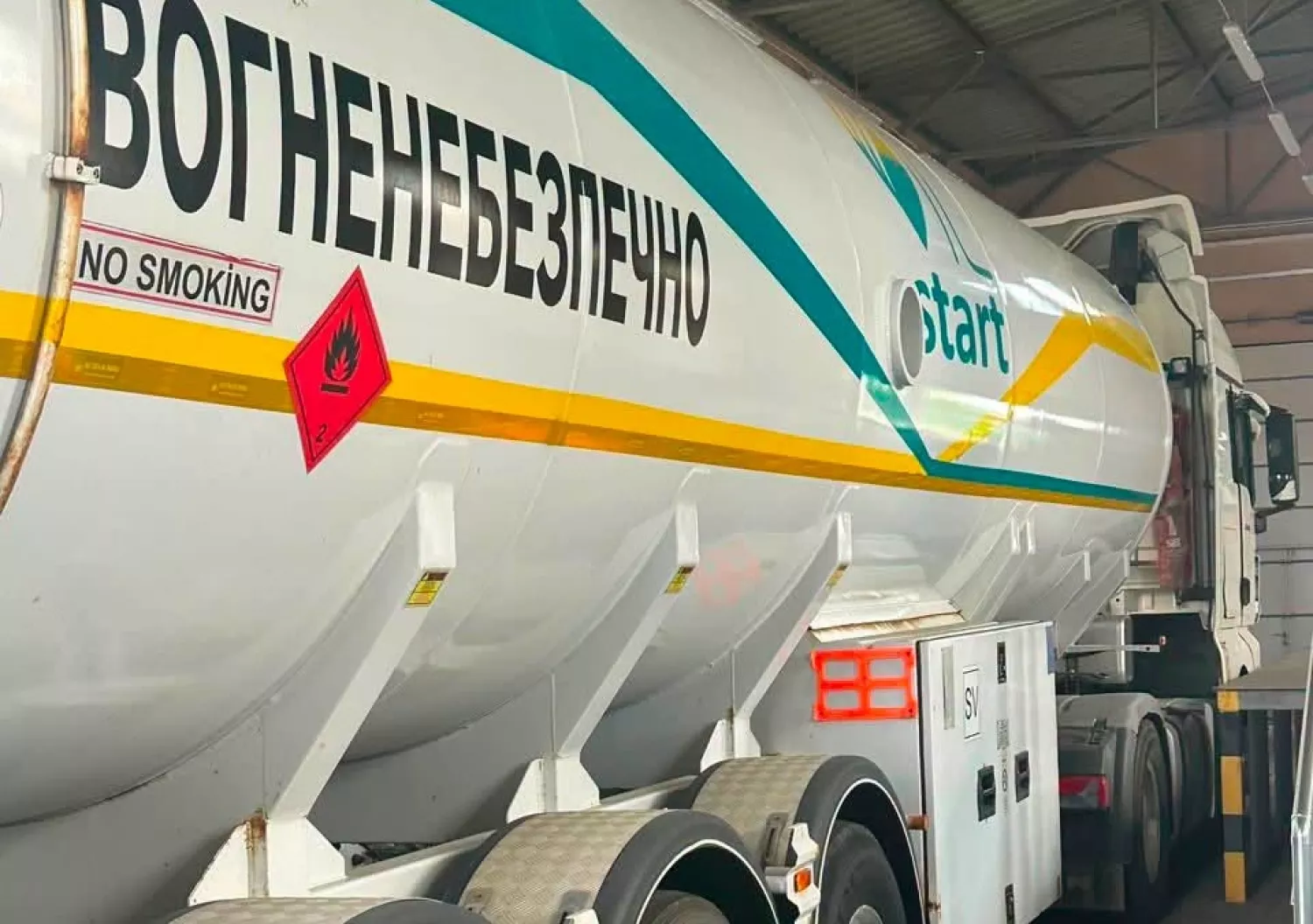«No smoking»: на кордоні зупинили цистерну, доверху набиту цигарками. Фото: митна служба