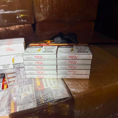 «No smoking»: на кордоні зупинили цистерну, доверху набиту цигарками. Фото: митна служба