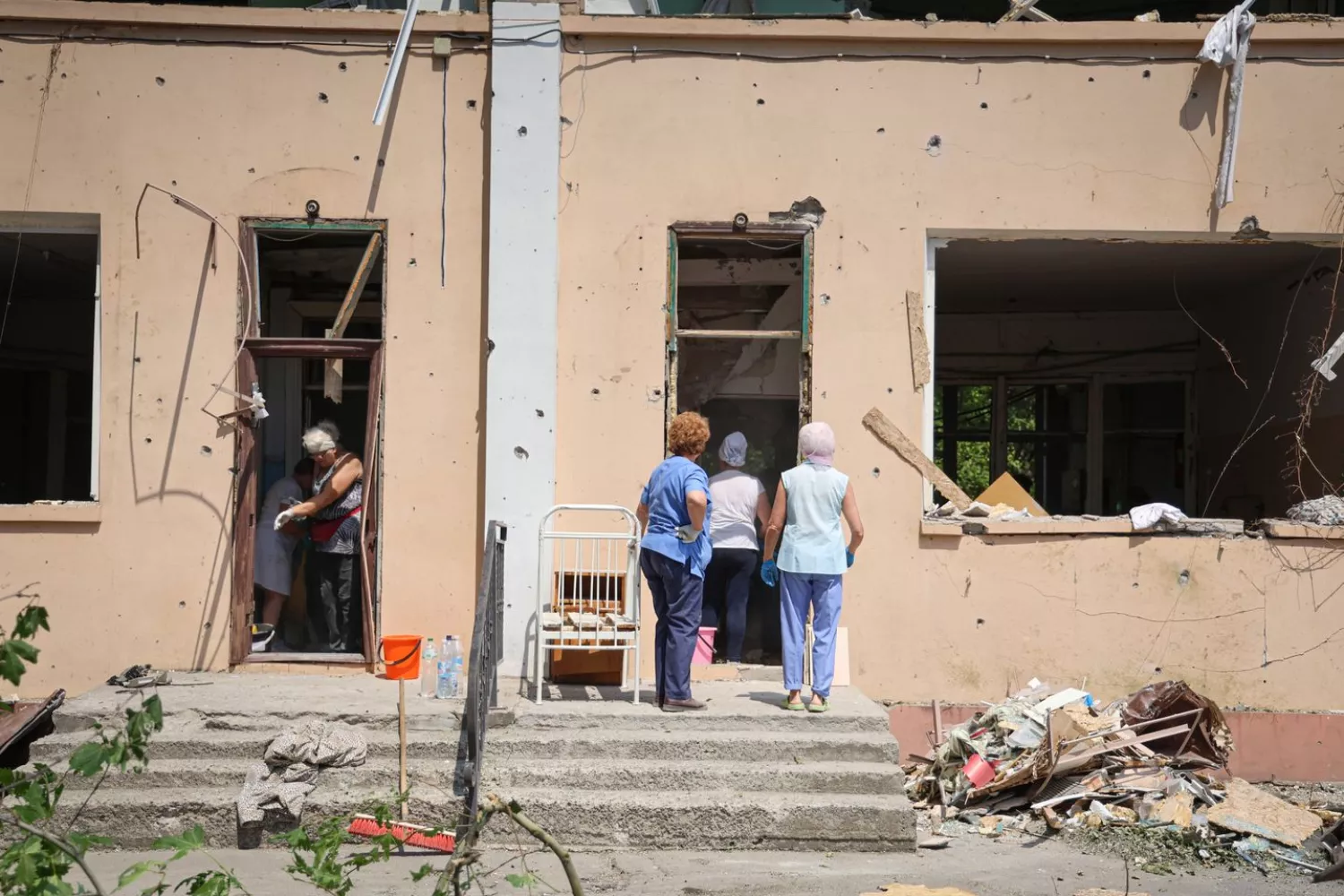 Наслідки обстрілу лікарні у Центральному районі Херсона 2 липня. Фото: Суспільне Херсон, Олександр Корняков