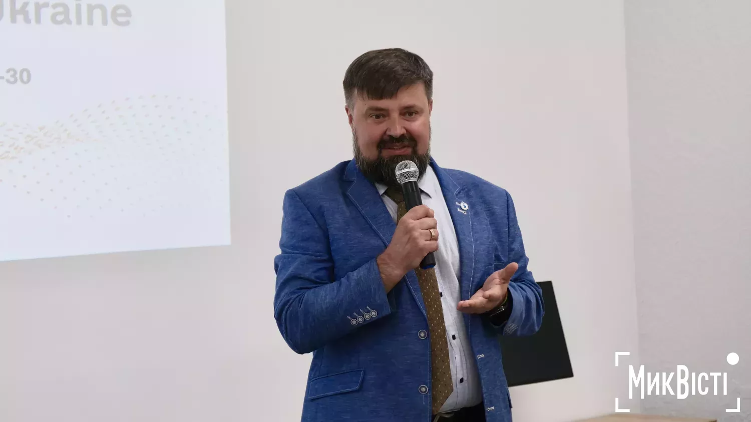 Представник Уповноваженого Верховної Ради України з прав людини у Херсонській та Миколаївській областях Василь Донець під час представлення щорічної доповіді про стан додержання прав і свобод людини і громадянина в Україні за 2025 рік. Фото: НикВести