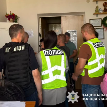 У Києві двох освітянок підозрюють вимаганні коштів за фіктивне навчання. Фото: Нацполіція