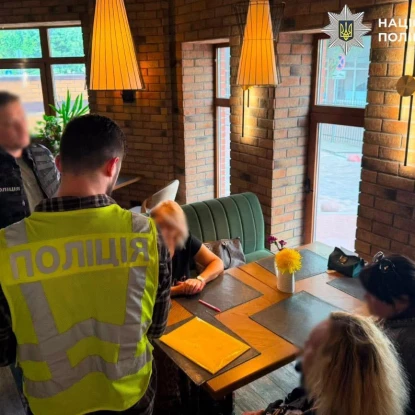 У Києві двох освітянок підозрюють вимаганні коштів за фіктивне навчання. Фото: Нацполіція