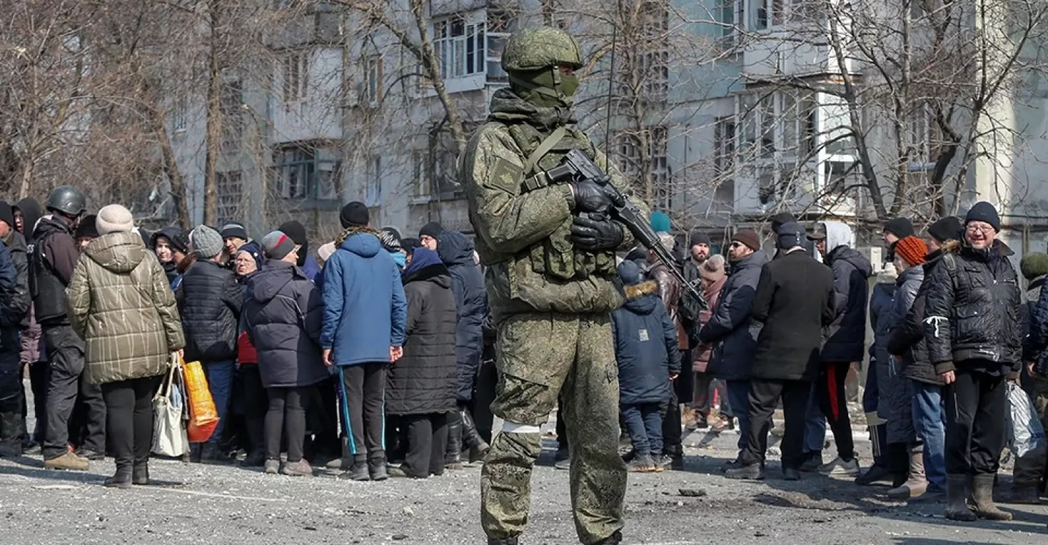 Люди і російські військові. Ілюстративне фото: Reuters