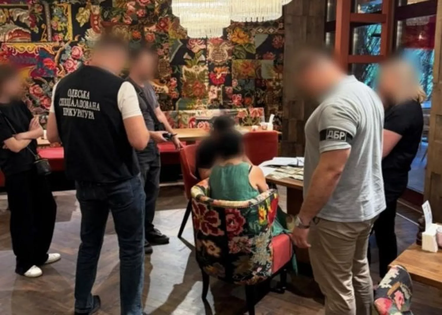 В Одесі працівницю ТЦК затримали під час отримання хабаря. Фото: Генпрокуратура
